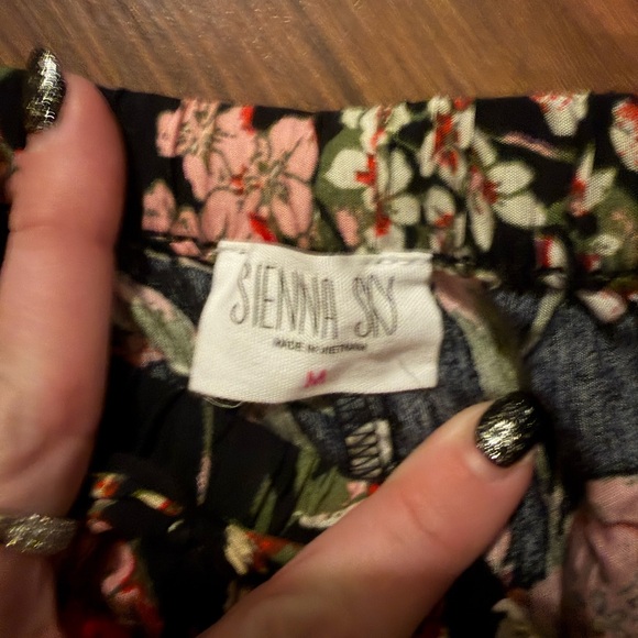 Sienna Sky Black and Red Floral Set - Picture 2 of 6